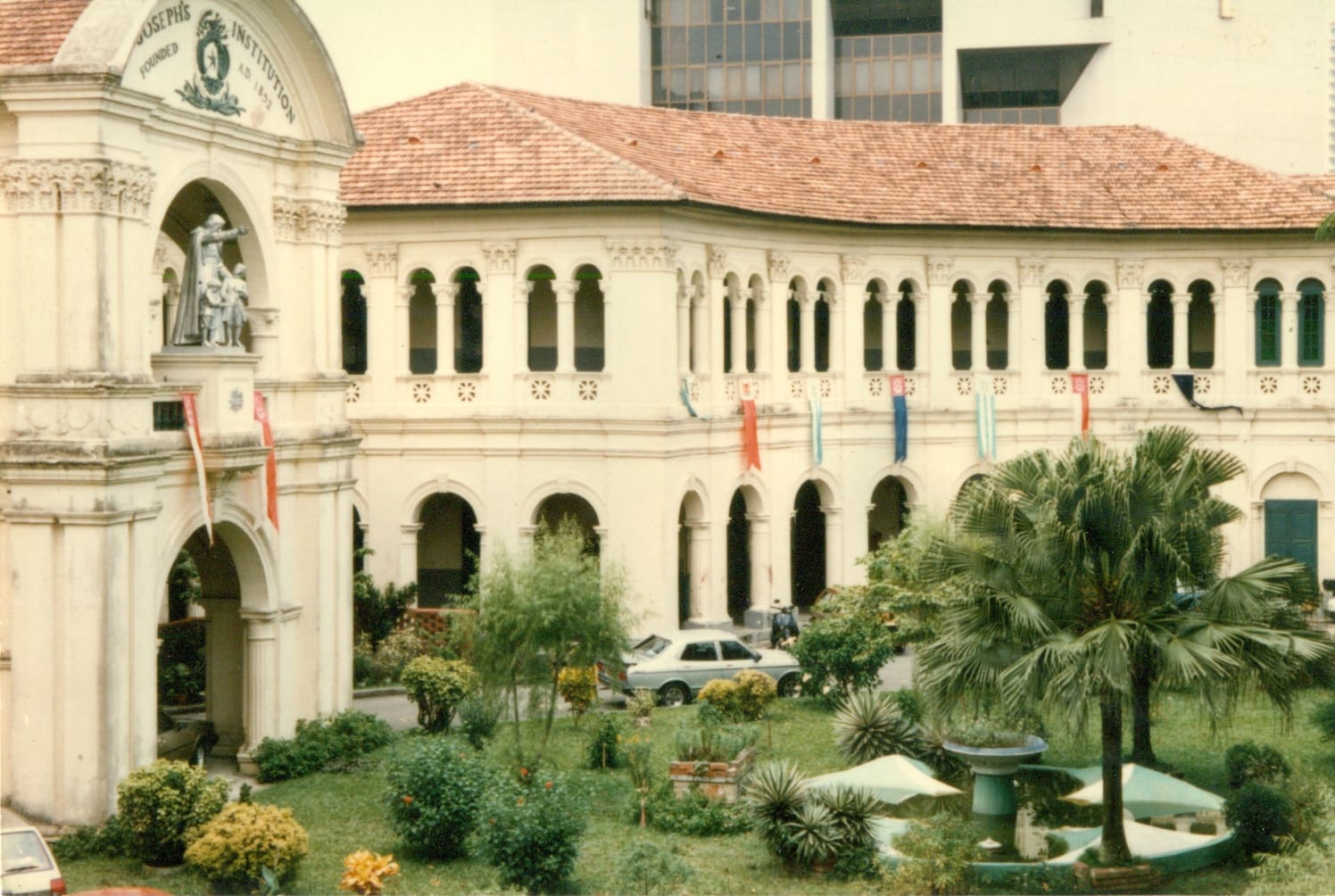 Bras basah portico side view
